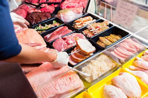 Mujer De Las Ventas En La Carnicer A Que Pone Diferentes Tipos De Carne