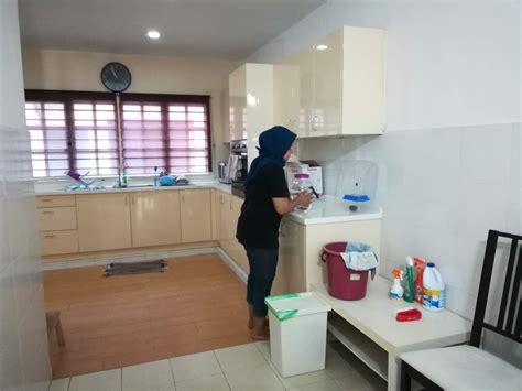 Gambar Membersihkan Rumah Bersama Keluarga