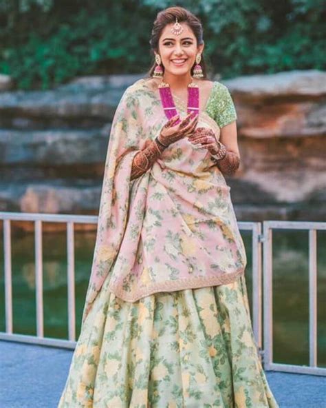 Offbeat And Trending Dupatta Draping Styles For Mehendi Ceremony