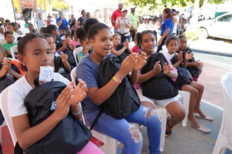 INABIE entrega de útiles escolares a estudiantes afectados por