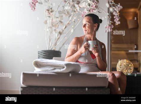 Mature Thai Woman Hi Res Stock Photography And Images Alamy