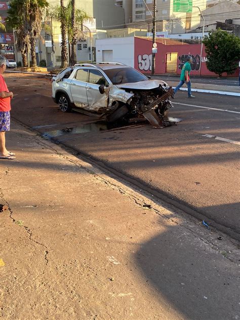 Motorista abandona caminhonete em avenida de Uberaba após bater no