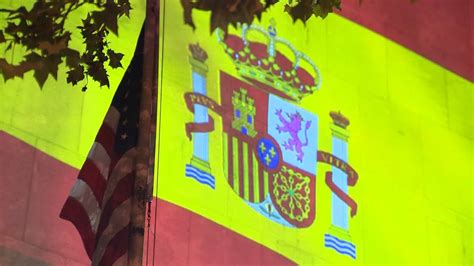 Eeuu Se Solidariza Con España Iluminando La Embajada Con La Bandera Española Youtube