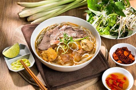 Cách Nấu Bún Bò Giò Heo Huế Chuẩn Miền Trung Đơn Giản Ngon Nhất