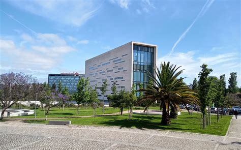 Torre da Reitoria da Universidade Nova de Lisboa irmãos Aires Mateus