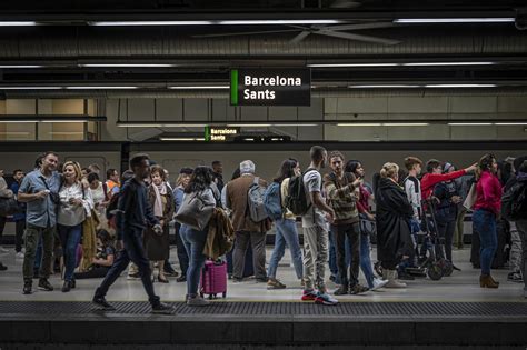 Aglomeraciones Y Retrasos En La Huelga De Renfe Fotos