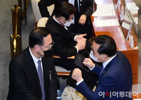 포토 주호영 박홍근 여야 원내대표 국회 본회의장 대화 네이트 뉴스