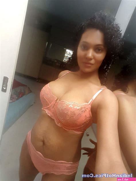 Desi Beautiful Tamil Girl Homemade Full Nude Strip Mirror Selfies Leak