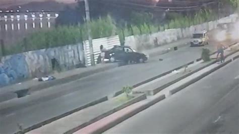 VÍDEO Mulher sai andando de carro após veículo capotar em Salvador