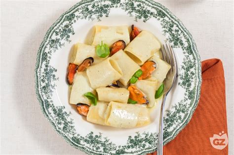 Ricetta Paccheri Con Crema Di Pistacchi Cozze E Pecorino La Ricetta