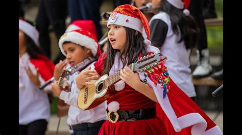 ALCALDE AGASAJA A LOS NIÑOS EN UN ENCUENTRO NAVIDEÑO EN LA PLAZA