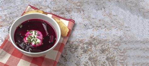 Sopa tradicional de borscht rojo nacional ucraniano y ruso en un tazón