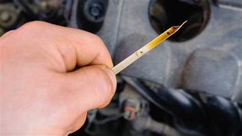 Cómo leer el nivel de la varilla medidora de aceite del motor