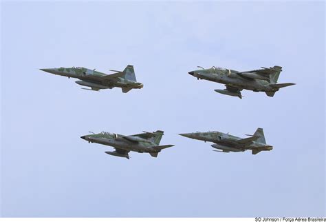 A 1M e F 5EM voando em ala Força Aérea Brasileira FAB Brazilian