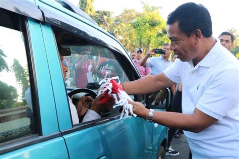 HUT Proklamasi RI Ke 78 Pj Bupati Lihadnyana Bagikan Bendera Merah