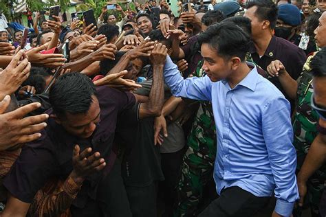 Wapres Gibran Rakabuming Raka Tinjau Posko Pengungsi Erupsi Gunung