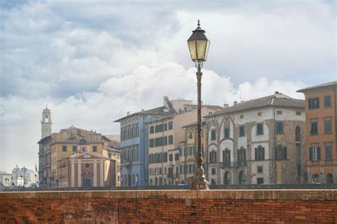 Rue Avec De Vieilles Maisons Le Long Des Banques D Arno River à Pise