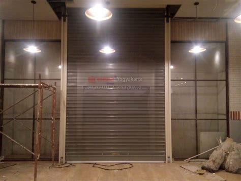 Pemasangan Pintu Rolling Door One Sheet Full Perforated Di Teh Jawa