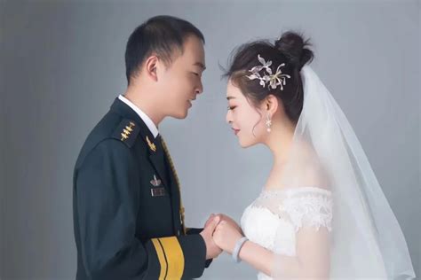 从校服到婚纱，爱情长跑12载，成就军恋最好的模样 澎湃号·政务 澎湃新闻 The Paper