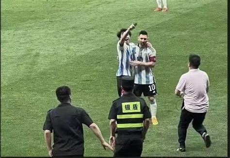 王翔宇 on Twitter Contexto Un hincha chino entró a la cancha en el