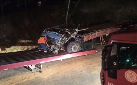 Motorista morre após caminhão carregado de blocos capotar em rodovia no