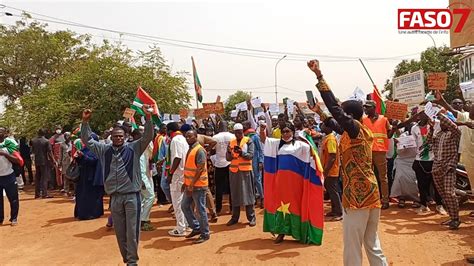 Burkina Faso Des manifestants en colère devant lambassade des Etats