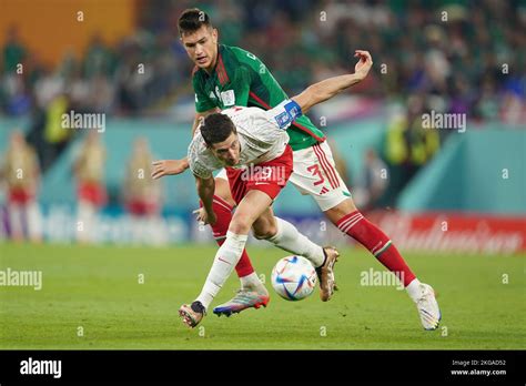 DOHA QATAR 22 DE NOVIEMBRE El jugador de México César Montes lucha