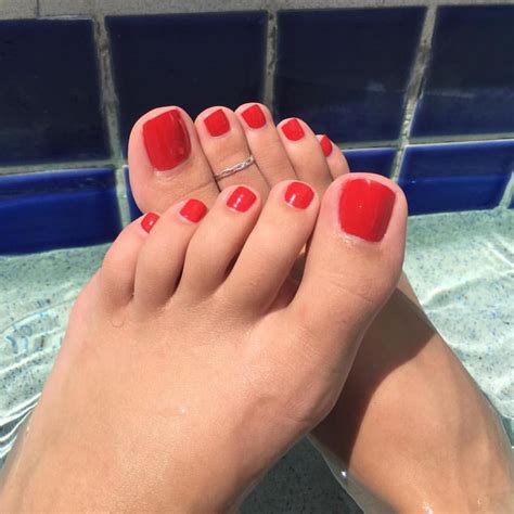 Pin By Ahihi2019 On Pézinhos E Sapatos Red Toenails Toe Nails Beautiful Toes