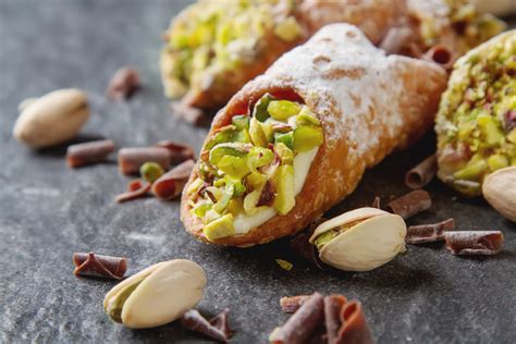 Cannolo Siciliano La Ricetta E Le Origini Di Questo Dolce Siciliano