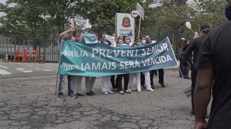 Funcionários da Prevent Senior fazem protesto em frente à Alesp contra