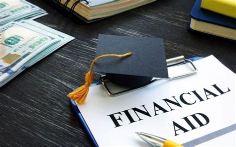 What Are The Differences Between Financial Aid And Scholarships