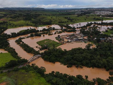 Rio Paranaíba sobe ainda mais e passa sobre a Ponte do Arco em Patos de