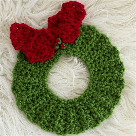 Crochet Christmas Wreath Hot Pad Pattern | AllFreeCrochet.com