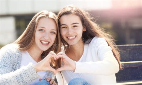 Dos Adolescencias Que Llevan A Cabo Las Manos En La Forma Del Coraz N