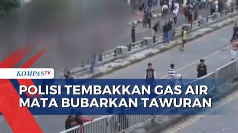 Bubarkan Tawuran Dua Kelompok Warga Di Jaktim Polisi Tembakkan Gas Air