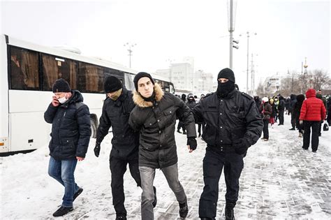 More Than 4 300 Detained At Anti War Protests In Russia Reuters