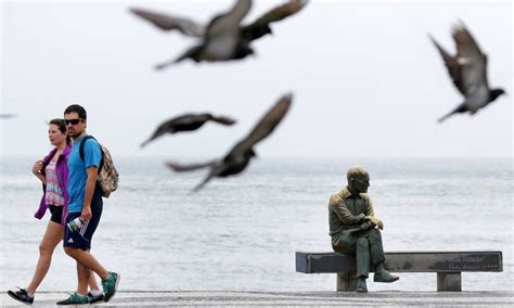 Estátua de Drummond é alvo de vandalismo Jornal O Globo