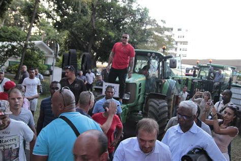 Les Planteurs De Canne Sucre Au Bord De La R Volte La R Union