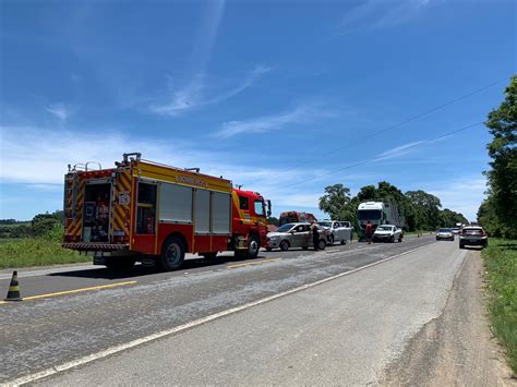 Novo Engavetamento Envolve Quatro Carros Caminhonete E Carreta Bitrem