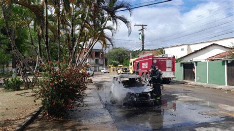 CARRO PEGA FOGO NA ZONA SUL DE ILHÉUS O Tabuleiro