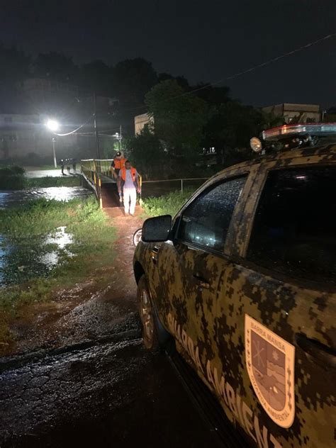 Rios Transbordam Durante Chuva E Alagam Ruas Em Barra Mansa Sul Do