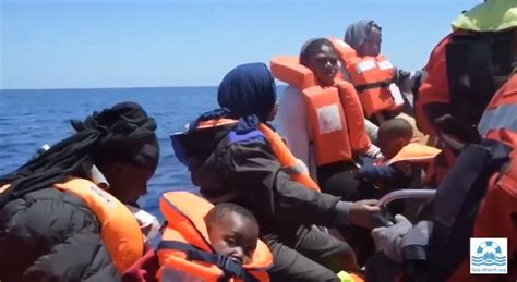 La Sea Watch Soccorre Migranti Ci Sono Sette Bambini E Dei Feriti