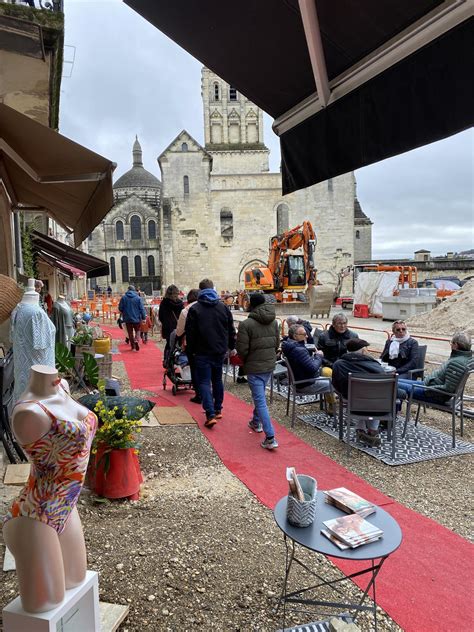 Vidéo Ambiance playa sur une place de Périgueux en travaux une