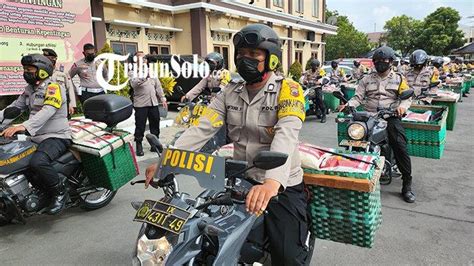 Potret Uniknya Pembagian Paket Sembako Di Klaten Sembako Dibawa Di