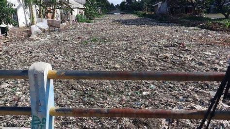 Sampah Di Sepanjang Aliran Kali Pisang Batu Bekasi Diklaim Sampah