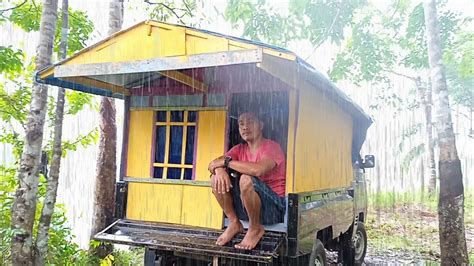 Di Guyur Hujan Deras Dan Guntur Siang Hari Tidur Di Mobil Pick Up Yang