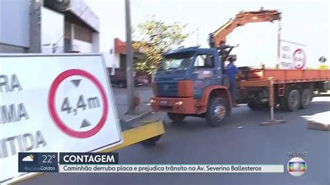 Vídeo Caminhão derruba placa de sinalização em Contagem Minas Gerais