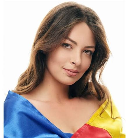 9 Potret Carmina Cotfas Miss Universe Rumania 2021