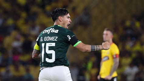 Gustavo Gómez arrebenta e entra para grupo seleto do Palmeiras