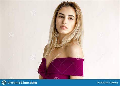 Jeune Pose Blonde De Robe De Femme De Portrait Photo Stock Image Du Blonde Gens